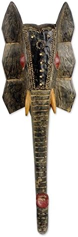 חיה של נוביקה נושא מסכת עץ גדולה, 'משימת ג'מבו' שחורה