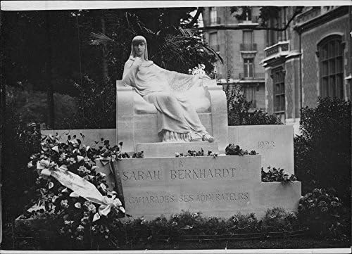 צילום וינטג 'של קבר שרה ברנהרדט.