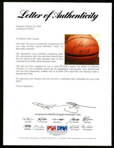מאמן ג'ון ווד חתם על וילסון NCAA כדורסל UCLA פירמידה PSA/DNA חתימה - כדורסל מכללות עם חתימה