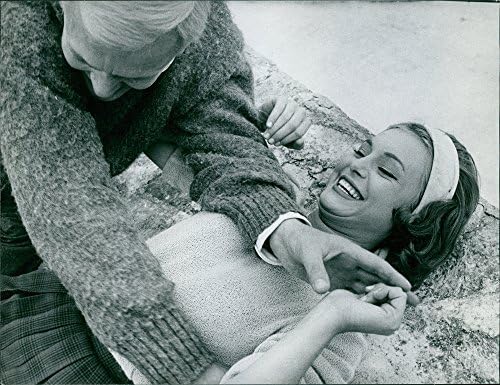 תצלום וינטג 'של פיטר ואן אייק עם אישה שנהנית וצוחקת.