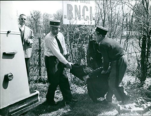 תצלום וינטג 'של שוטרים הנושאים אדם המתנגד למעצר. קבע - אפריל 1960