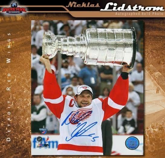 ניקלאס LIDSTROM חתום על דטרויט כנפיים אדומות 8x10 צילום w/cup - 70077 - תמונות NHL עם חתימה
