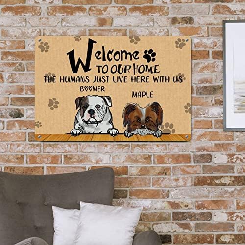 Alioyoit כלב מצחיק שלט מתכת שלט לוח כלבים מותאמים אישית שם ברוך הבא לביתנו בני האדם כאן איתנו גור