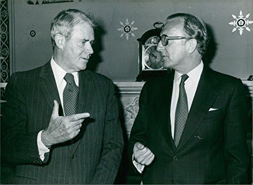 תצלום וינטג 'של סיירוס ואנס ולורד קרינגטון במשרד החוץ בלונדון. 1979.