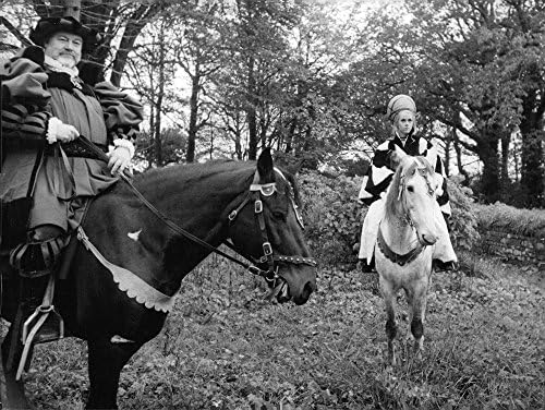 תצלום וינטג 'של סוס הרכיבה של ג'יין פונדה עם גבר ביער.